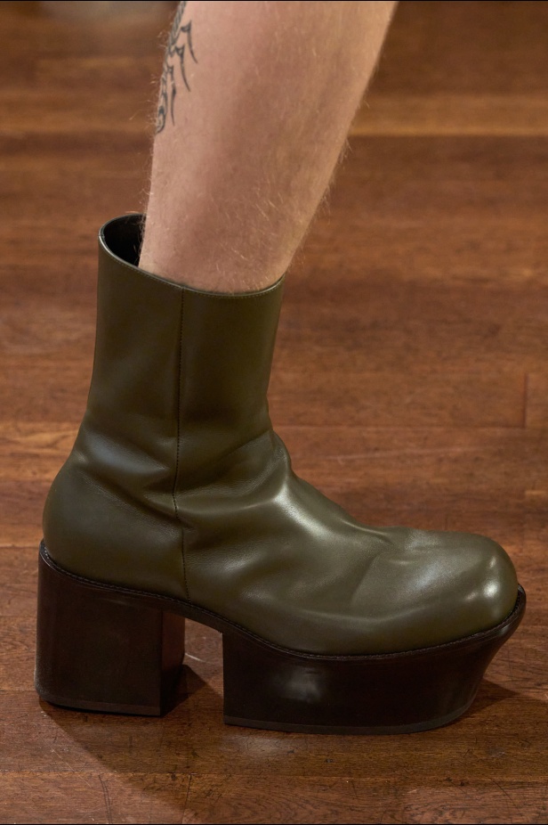 مجموعة موغلر لربيع وصيف 2025... رؤية فنية مستقبلية