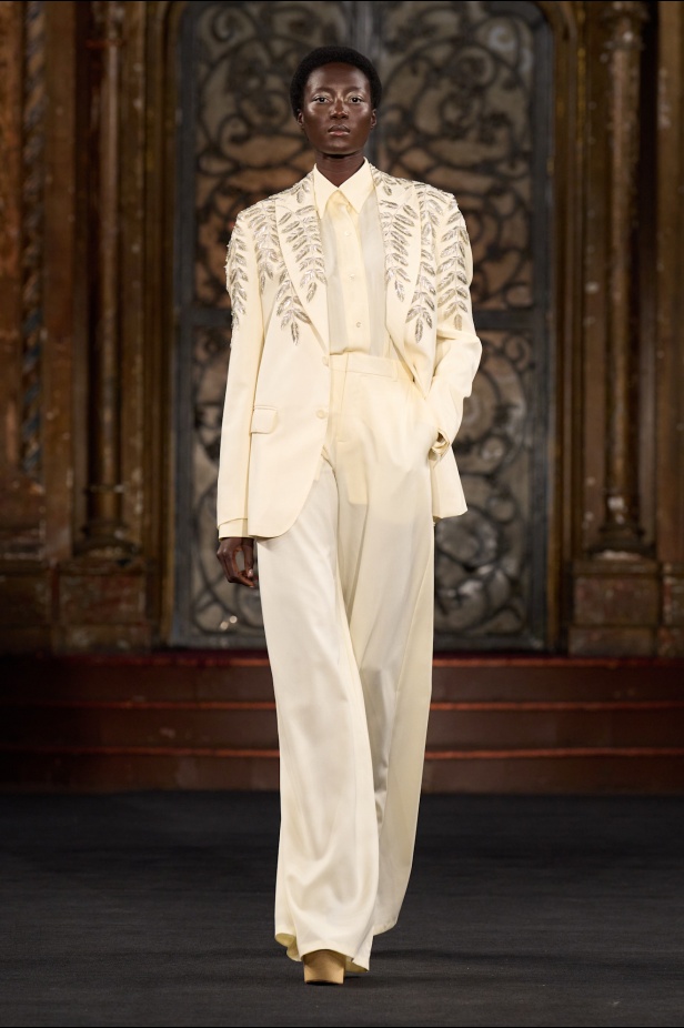 نعيم خان لمسات من الفخامة الكلاسيكية في أسبوع الموضة في نيويوك