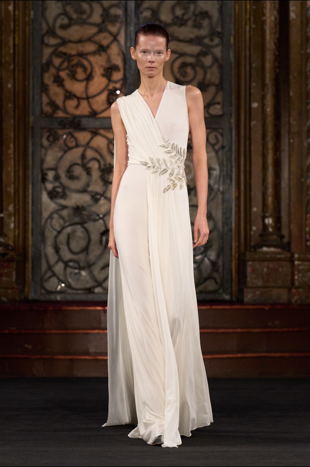 نعيم خان لمسات من الفخامة الكلاسيكية في أسبوع الموضة في نيويوك