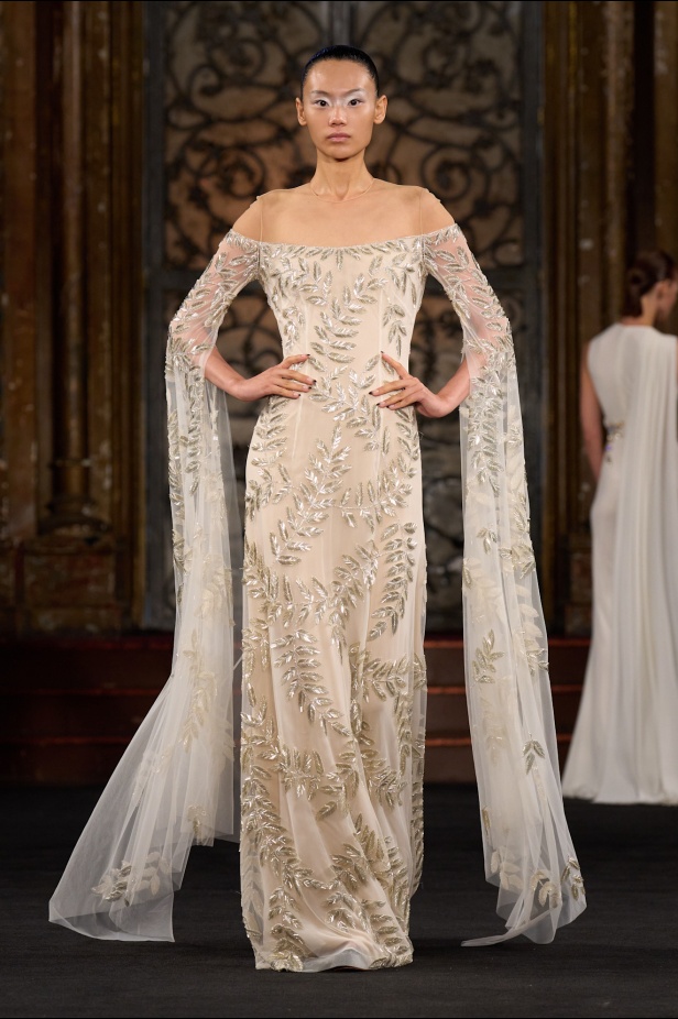 نعيم خان لمسات من الفخامة الكلاسيكية في أسبوع الموضة في نيويوك