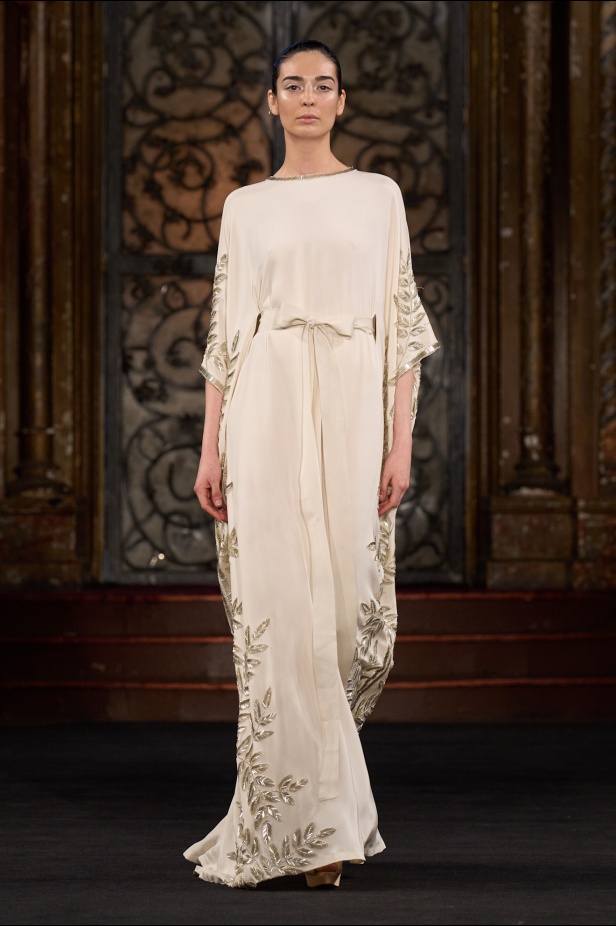 نعيم خان لمسات من الفخامة الكلاسيكية في أسبوع الموضة في نيويوك