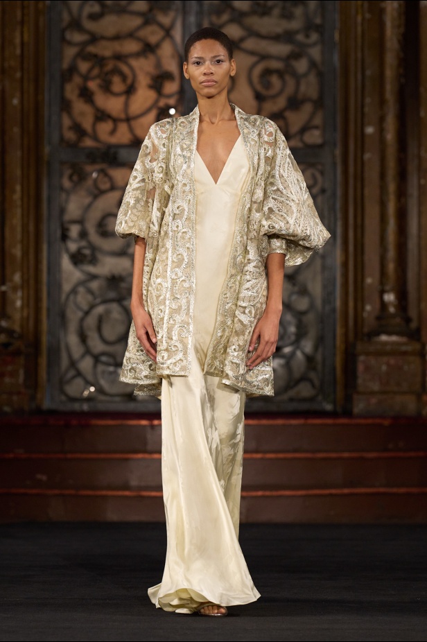 نعيم خان لمسات من الفخامة الكلاسيكية في أسبوع الموضة في نيويوك