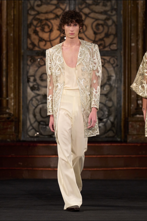 نعيم خان لمسات من الفخامة الكلاسيكية في أسبوع الموضة في نيويوك