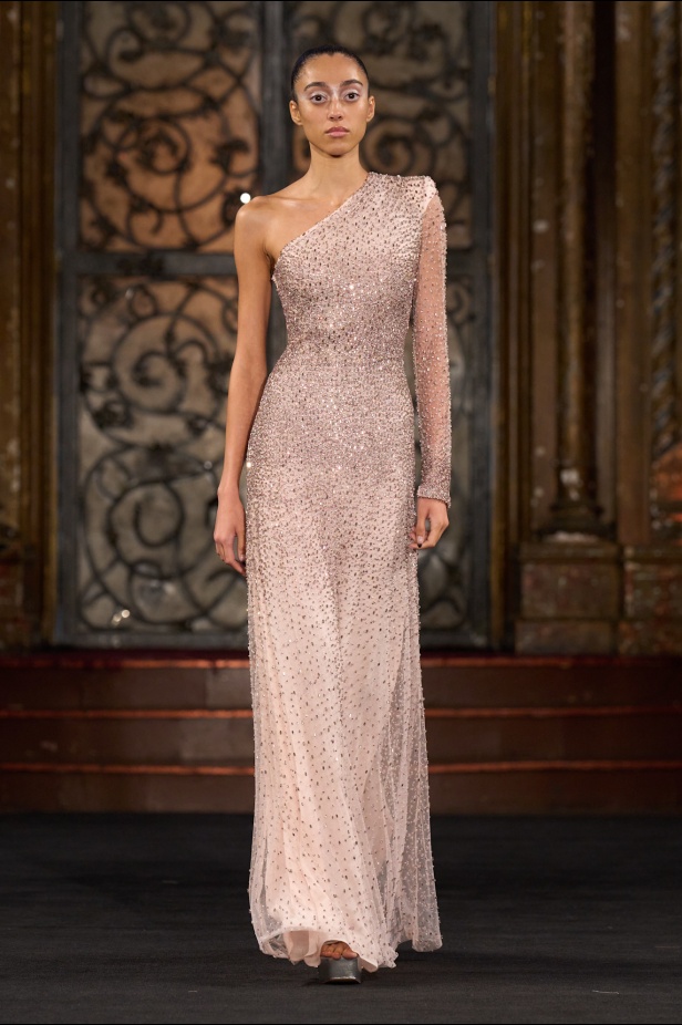 نعيم خان لمسات من الفخامة الكلاسيكية في أسبوع الموضة في نيويوك