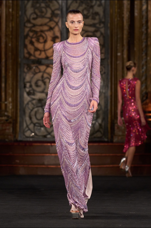 نعيم خان لمسات من الفخامة الكلاسيكية في أسبوع الموضة في نيويوك