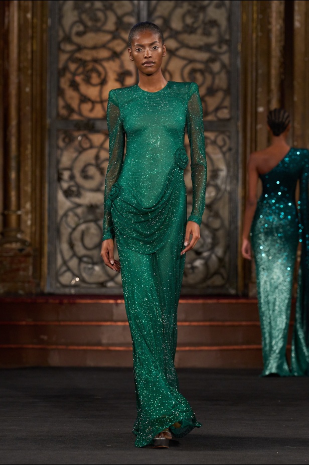 نعيم خان لمسات من الفخامة الكلاسيكية في أسبوع الموضة في نيويوك