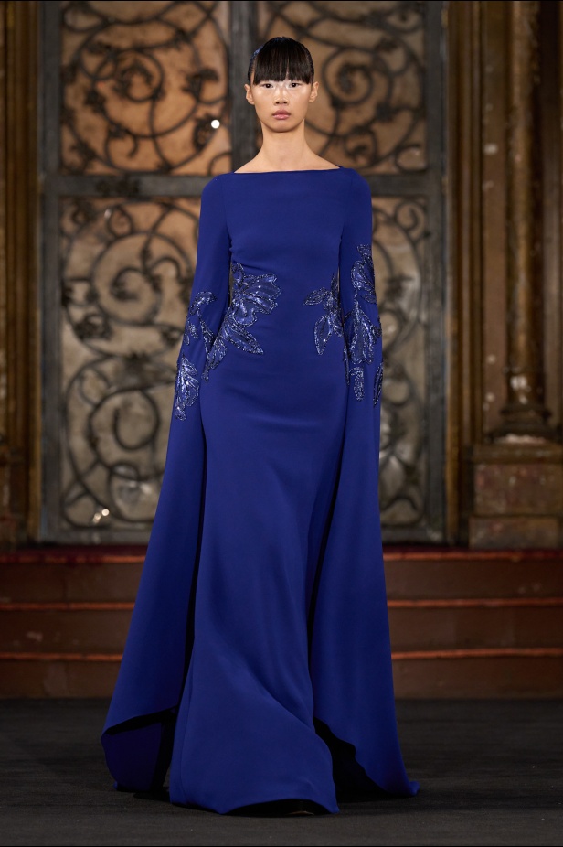 نعيم خان لمسات من الفخامة الكلاسيكية في أسبوع الموضة في نيويوك