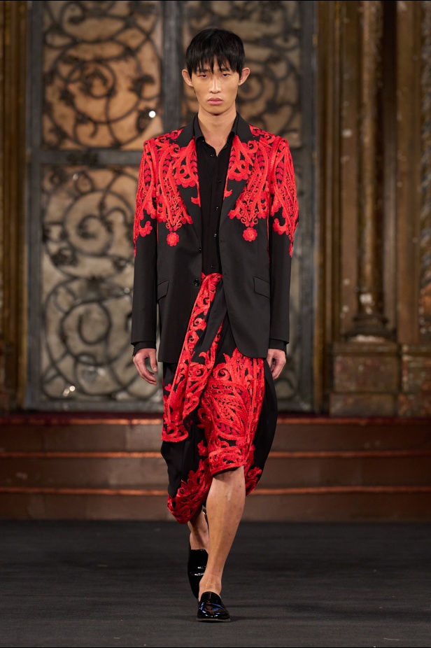 نعيم خان لمسات من الفخامة الكلاسيكية في أسبوع الموضة في نيويوك