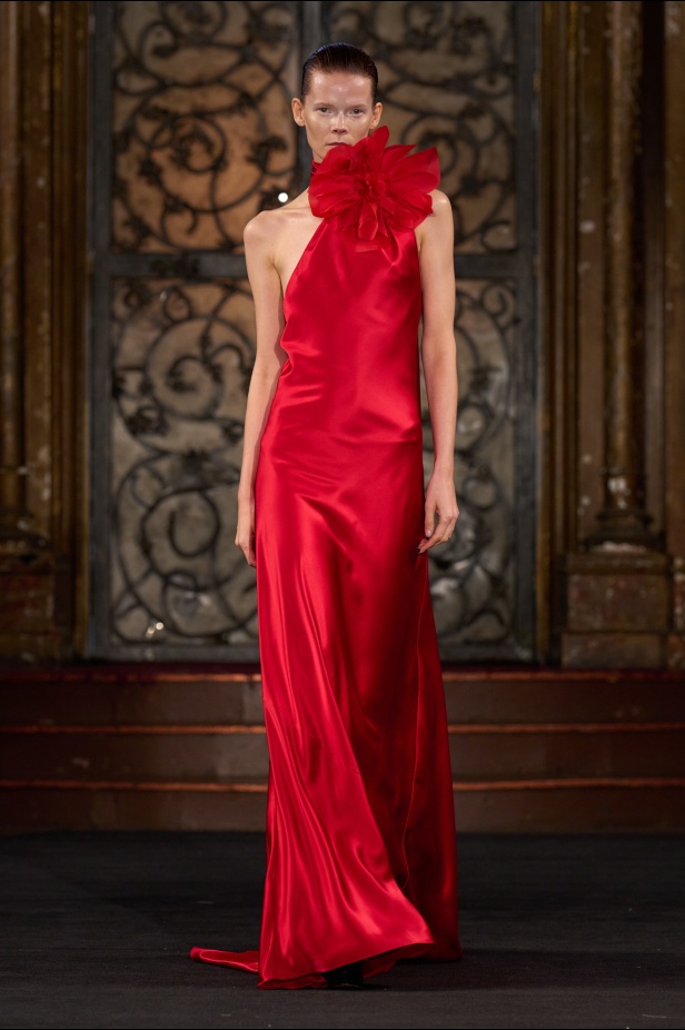 نعيم خان لمسات من الفخامة الكلاسيكية في أسبوع الموضة في نيويوك