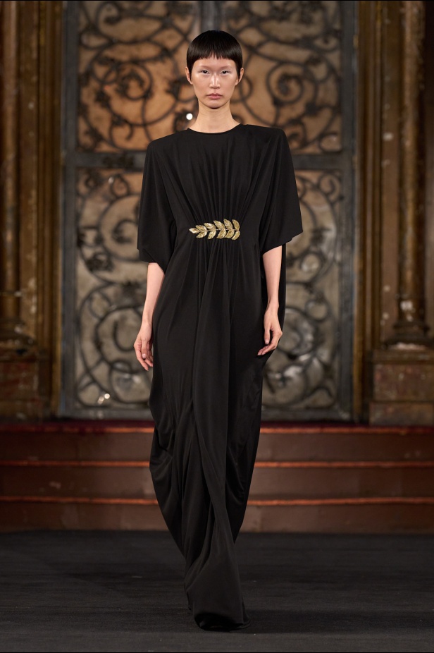 نعيم خان لمسات من الفخامة الكلاسيكية في أسبوع الموضة في نيويوك