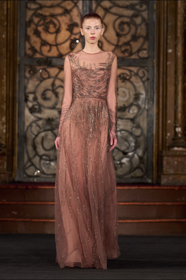 نعيم خان لمسات من الفخامة الكلاسيكية في أسبوع الموضة في نيويوك