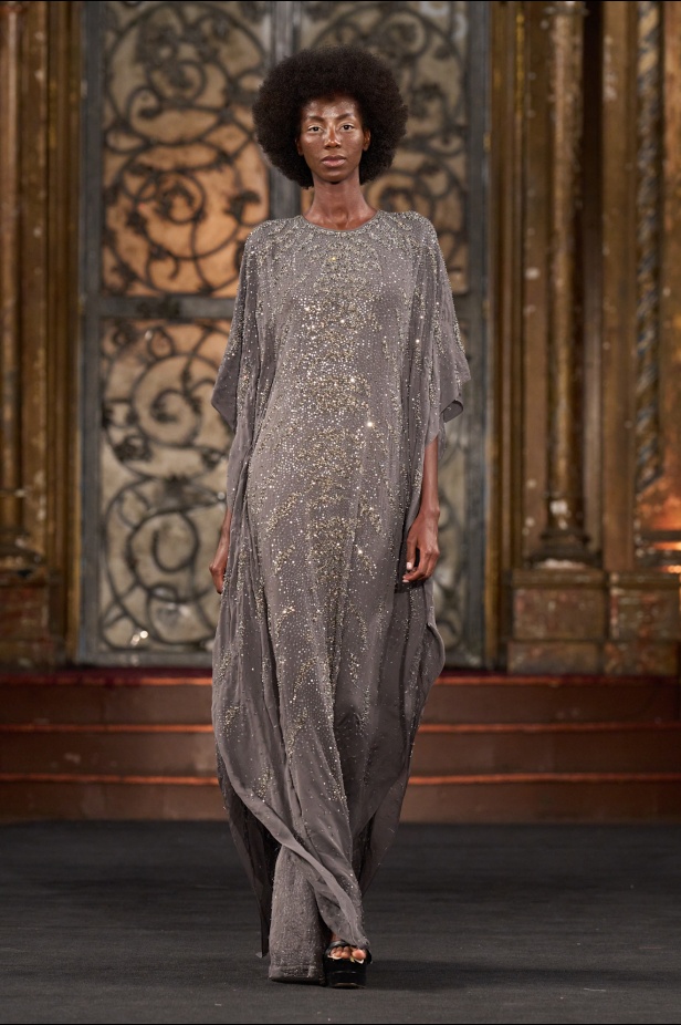 نعيم خان لمسات من الفخامة الكلاسيكية في أسبوع الموضة في نيويوك