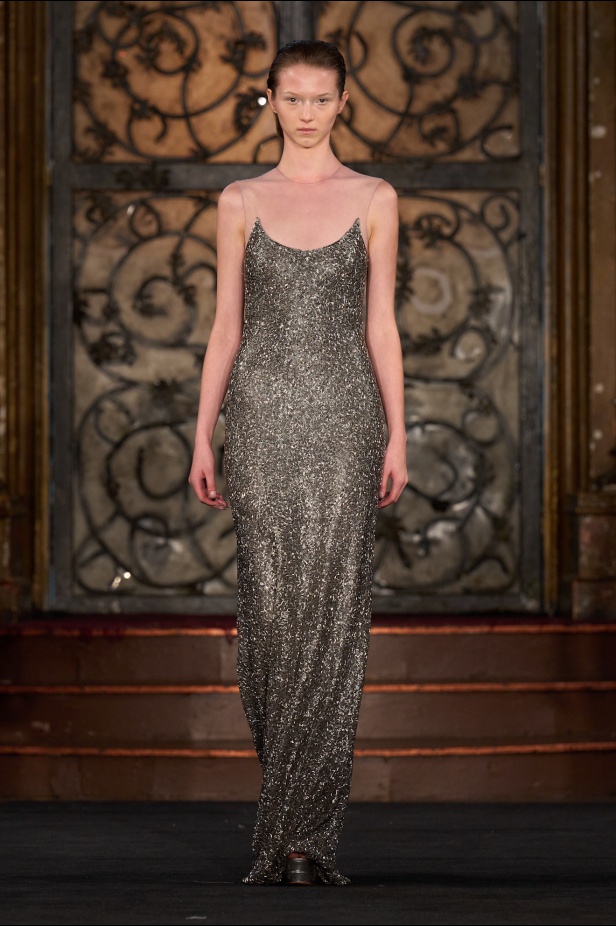 نعيم خان لمسات من الفخامة الكلاسيكية في أسبوع الموضة في نيويوك