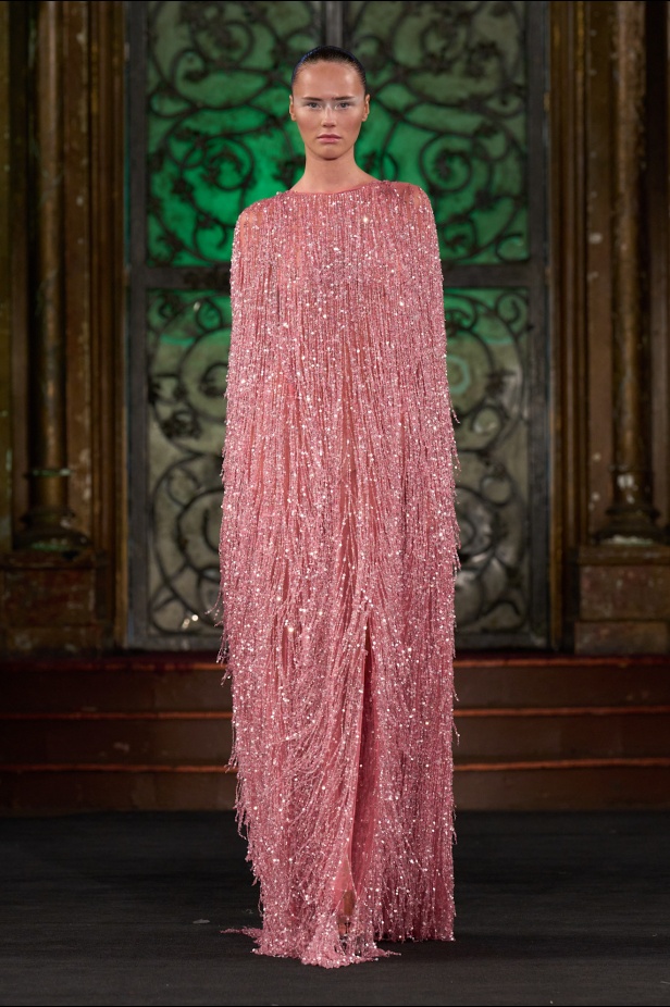 نعيم خان لمسات من الفخامة الكلاسيكية في أسبوع الموضة في نيويوك