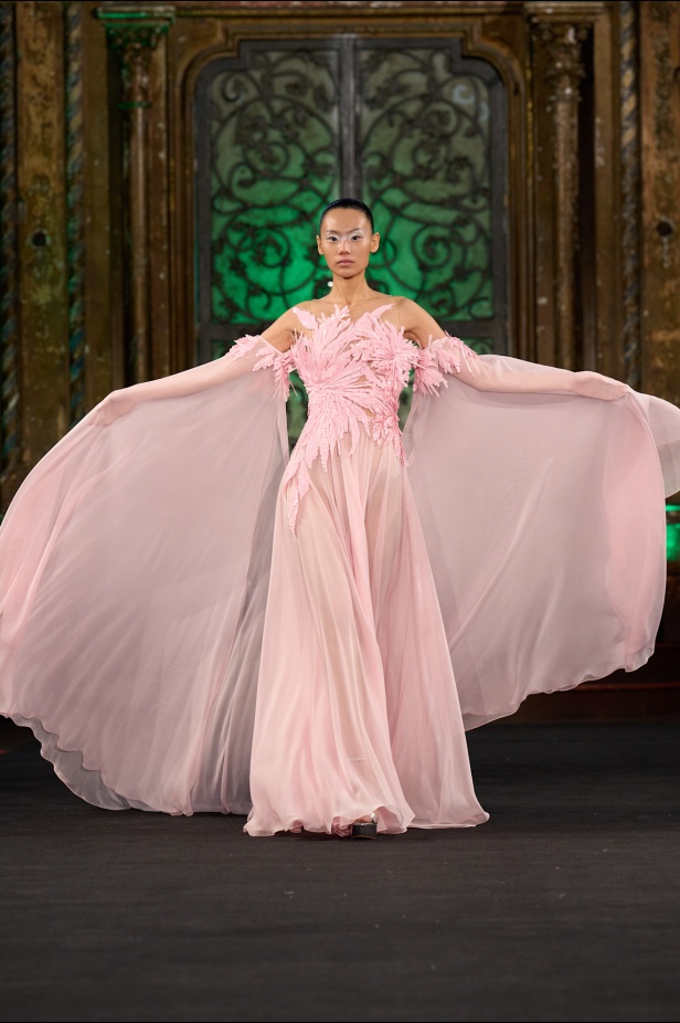 نعيم خان لمسات من الفخامة الكلاسيكية في أسبوع الموضة في نيويوك