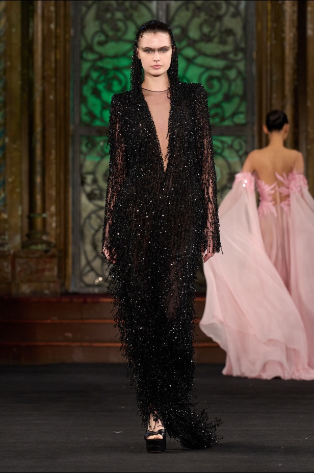 نعيم خان لمسات من الفخامة الكلاسيكية في أسبوع الموضة في نيويوك