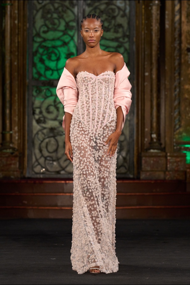 نعيم خان لمسات من الفخامة الكلاسيكية في أسبوع الموضة في نيويوك