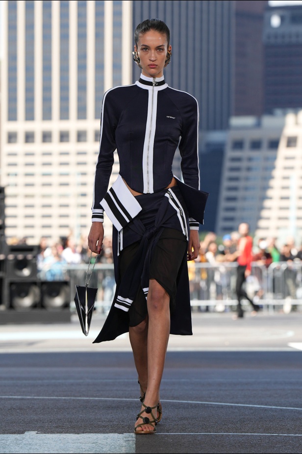 عرض أزياء Off-White لربيع وصيف 2025