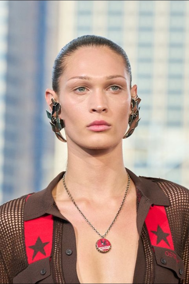 عرض أزياء Off-White لربيع وصيف 2025