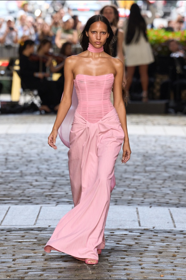 من عرض برابل غورنغ لربيع وصيف 2025