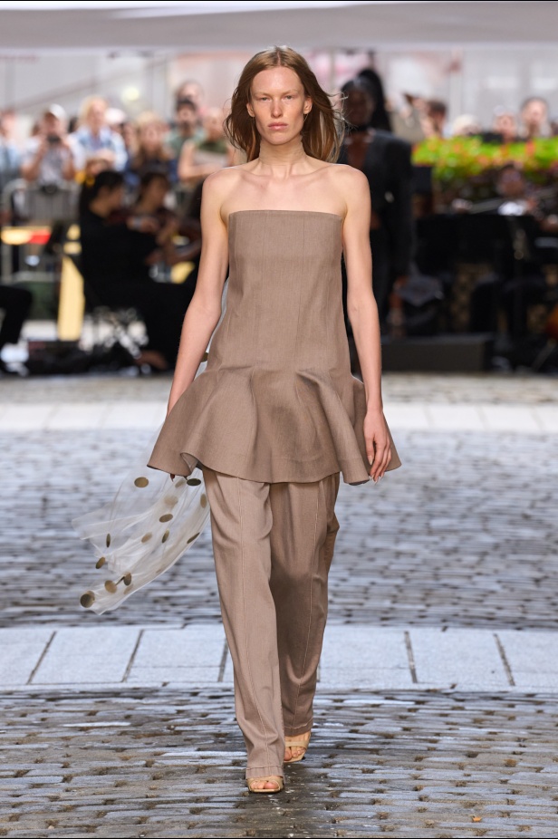 من عرض برابل غورنغ لربيع وصيف 2025