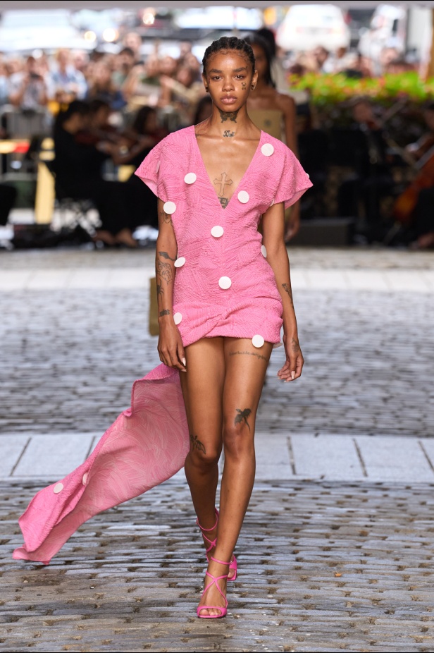 من عرض برابل غورنغ لربيع وصيف 2025