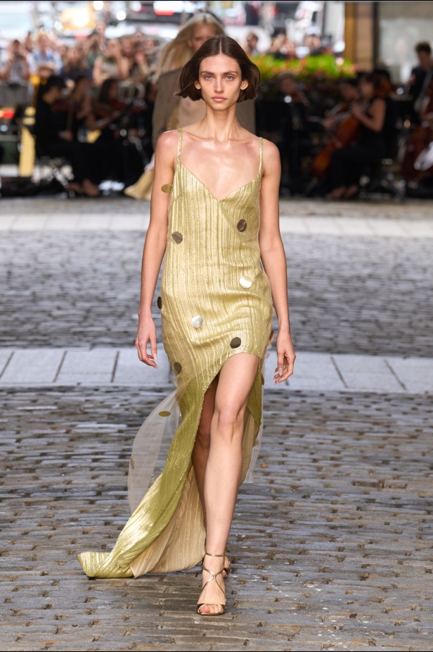 من عرض برابل غورنغ لربيع وصيف 2025