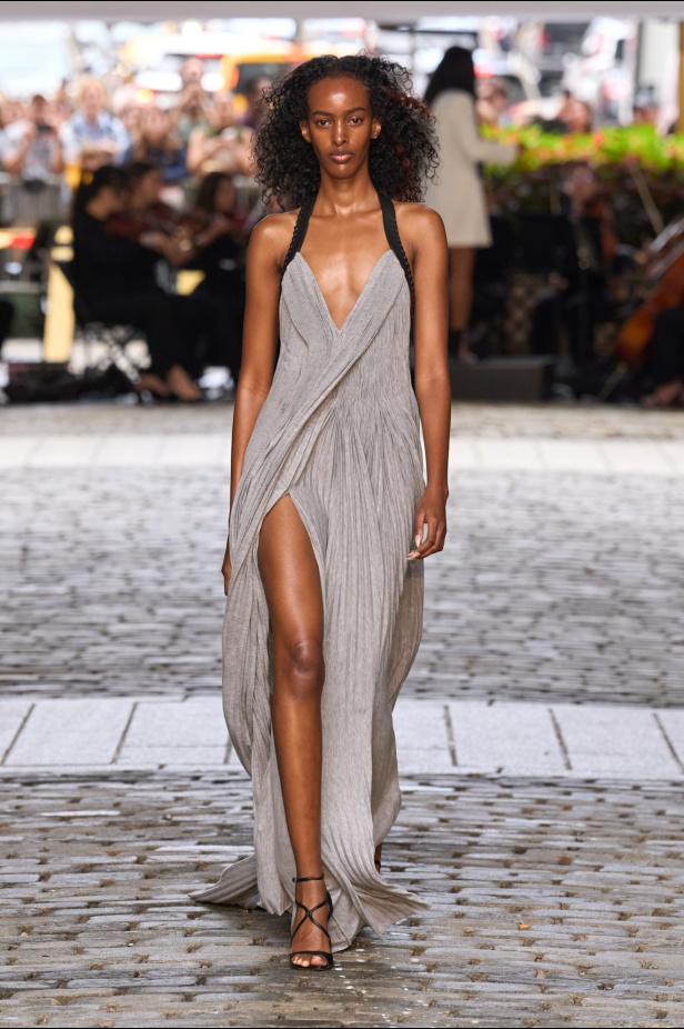 من عرض برابل غورنغ لربيع وصيف 2025