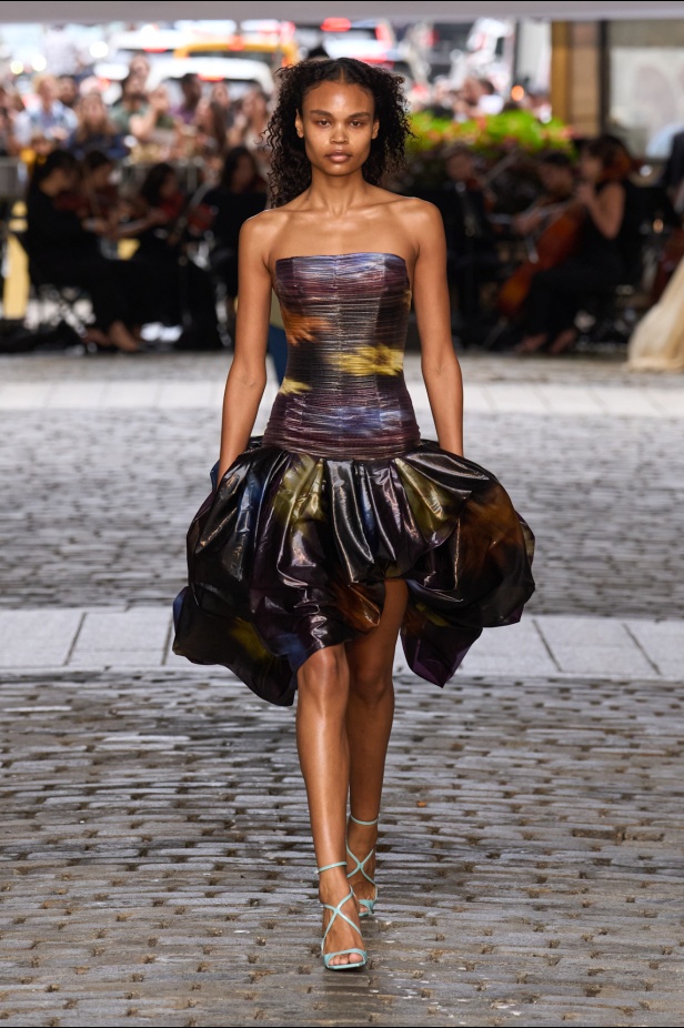 من عرض برابل غورنغ لربيع وصيف 2025