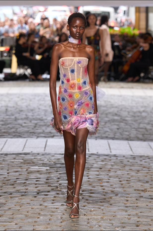 من عرض برابل غورنغ لربيع وصيف 2025