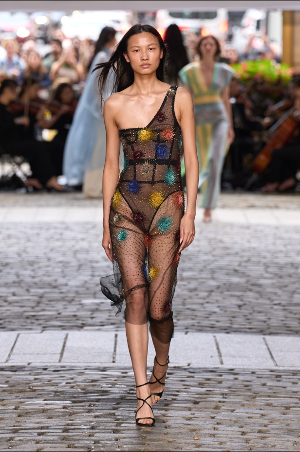 من عرض برابل غورنغ لربيع وصيف 2025