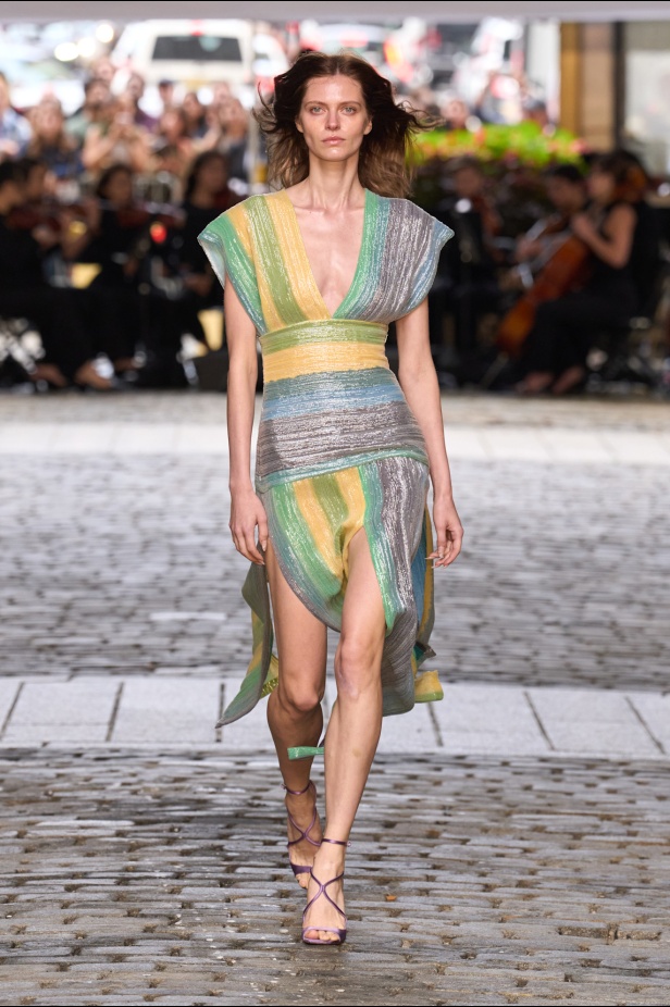 من عرض برابل غورنغ لربيع وصيف 2025