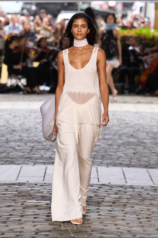 من عرض برابل غورنغ لربيع وصيف 2025