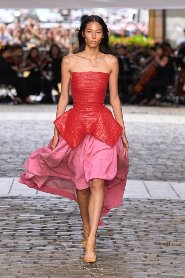 من عرض برابل غورنغ لربيع وصيف 2025