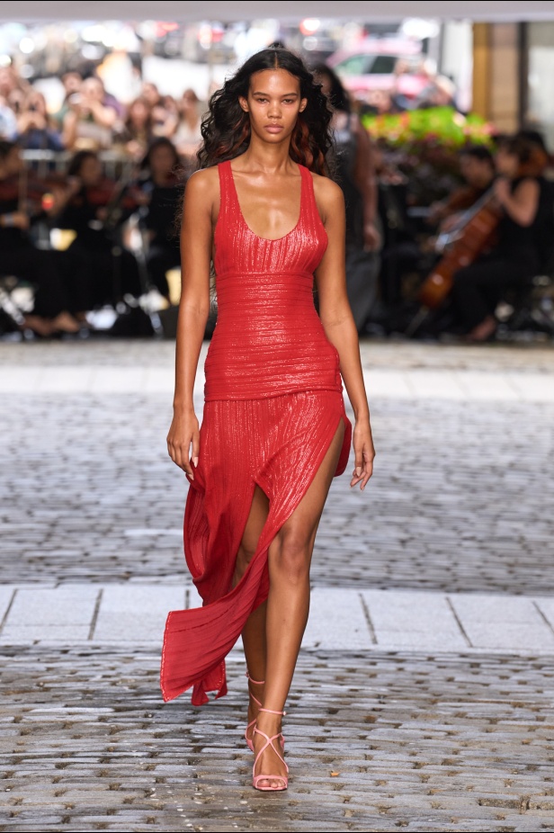 من عرض برابل غورنغ لربيع وصيف 2025