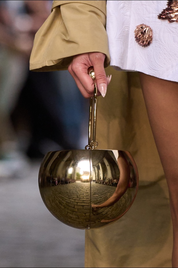 برابل غورونغ احتفال بقوة المرأة وأنوثتها