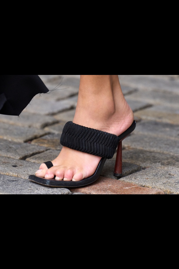 برابل غورونغ احتفال بقوة المرأة وأنوثتها