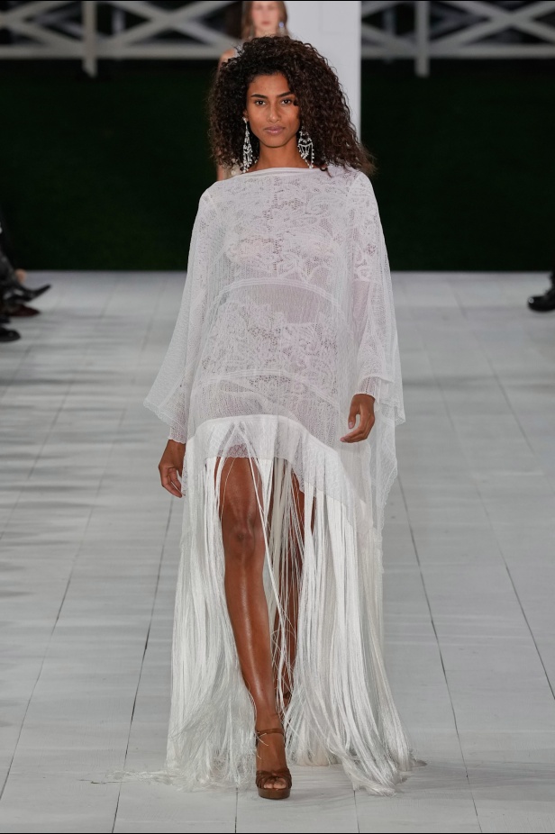 "رالف لورين" يسبق أسبوع الموضة في نيويورك بمجموعة ربيع 2025... لوحة فنية بألوانها وتصاميمها تثبت مكانة العلامة الأيقونية