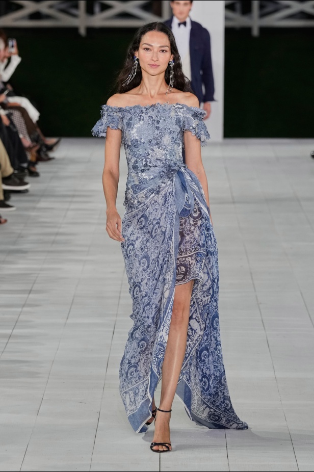 "رالف لورين" يسبق أسبوع الموضة في نيويورك بمجموعة ربيع 2025... لوحة فنية بألوانها وتصاميمها تثبت مكانة العلامة الأيقونية