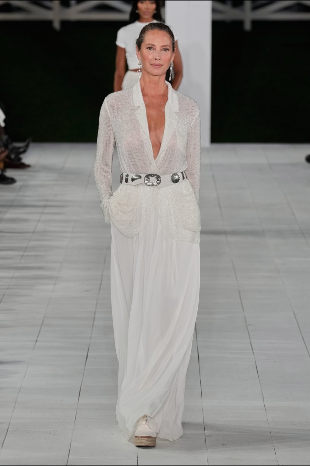 "رالف لورين" يسبق أسبوع الموضة في نيويورك بمجموعة ربيع 2025... لوحة فنية بألوانها وتصاميمها تثبت مكانة العلامة الأيقونية