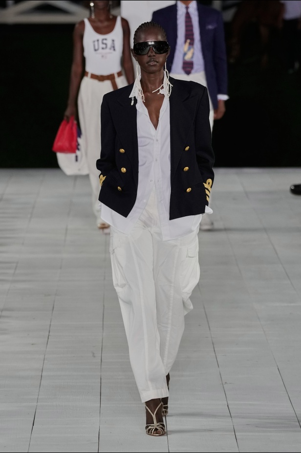 "رالف لورين" يسبق أسبوع الموضة في نيويورك بمجموعة ربيع 2025... لوحة فنية بألوانها وتصاميمها تثبت مكانة العلامة الأيقونية