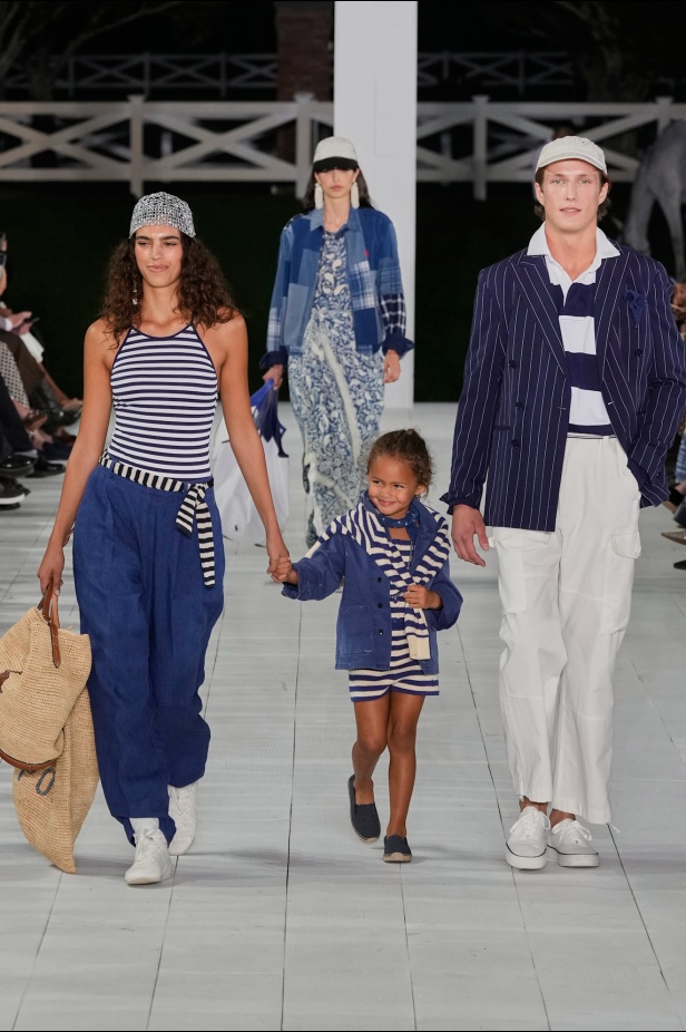 "رالف لورين" يسبق أسبوع الموضة في نيويورك بمجموعة ربيع 2025... لوحة فنية بألوانها وتصاميمها تثبت مكانة العلامة الأيقونية