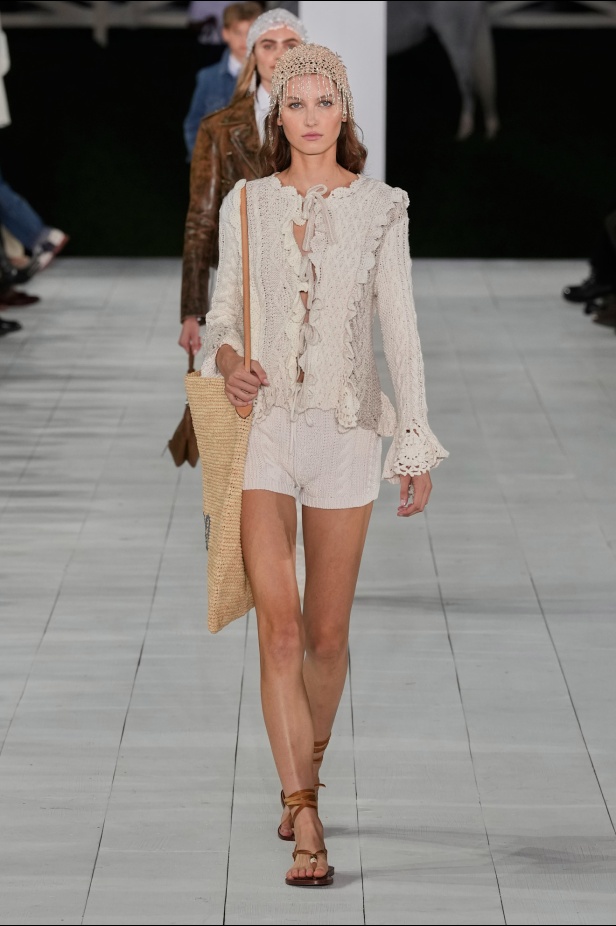 "رالف لورين" يسبق أسبوع الموضة في نيويورك بمجموعة ربيع 2025... لوحة فنية بألوانها وتصاميمها تثبت مكانة العلامة الأيقونية