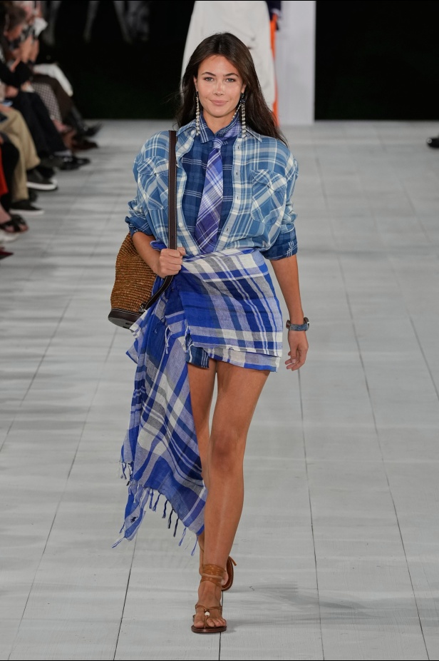 "رالف لورين" يسبق أسبوع الموضة في نيويورك بمجموعة ربيع 2025... لوحة فنية بألوانها وتصاميمها تثبت مكانة العلامة الأيقونية