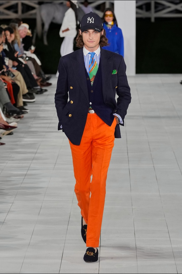 "رالف لورين" يسبق أسبوع الموضة في نيويورك بمجموعة ربيع 2025... لوحة فنية بألوانها وتصاميمها تثبت مكانة العلامة الأيقونية