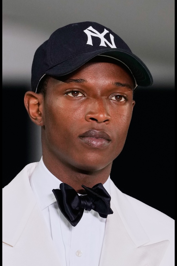 "رالف لورين" يسبق أسبوع الموضة في نيويورك بمجموعة ربيع 2025... لوحة فنية بألوانها وتصاميمها تثبت مكانة العلامة الأيقونية