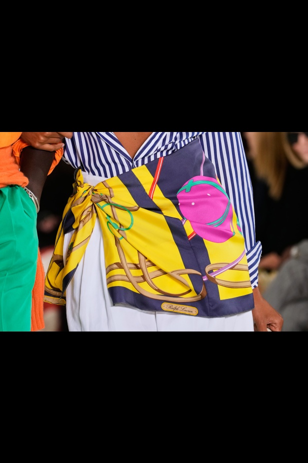 "رالف لورين" يسبق أسبوع الموضة في نيويورك بمجموعة ربيع 2025... لوحة فنية بألوانها وتصاميمها تثبت مكانة العلامة الأيقونية