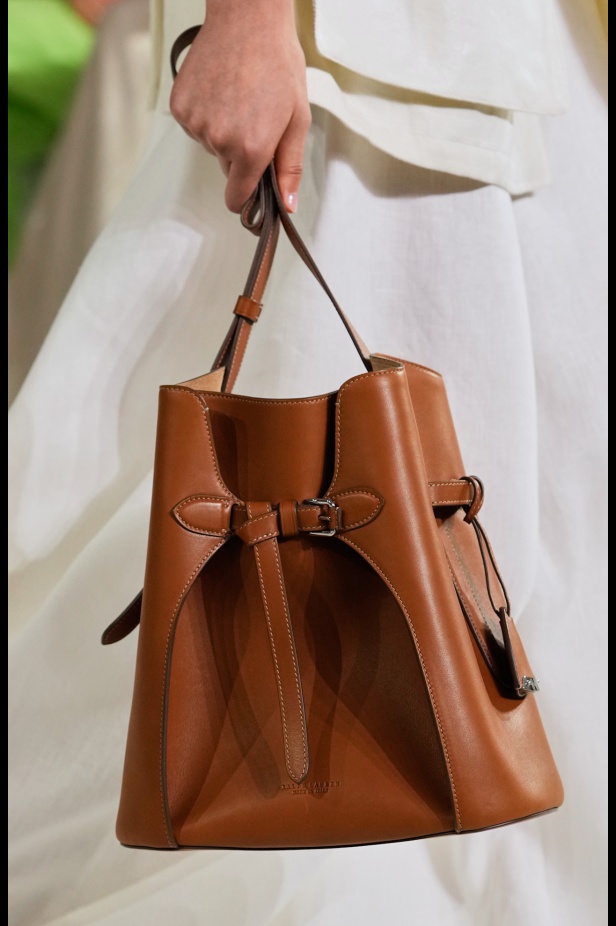 "رالف لورين" يسبق أسبوع الموضة في نيويورك بمجموعة ربيع 2025... لوحة فنية بألوانها وتصاميمها تثبت مكانة العلامة الأيقونية