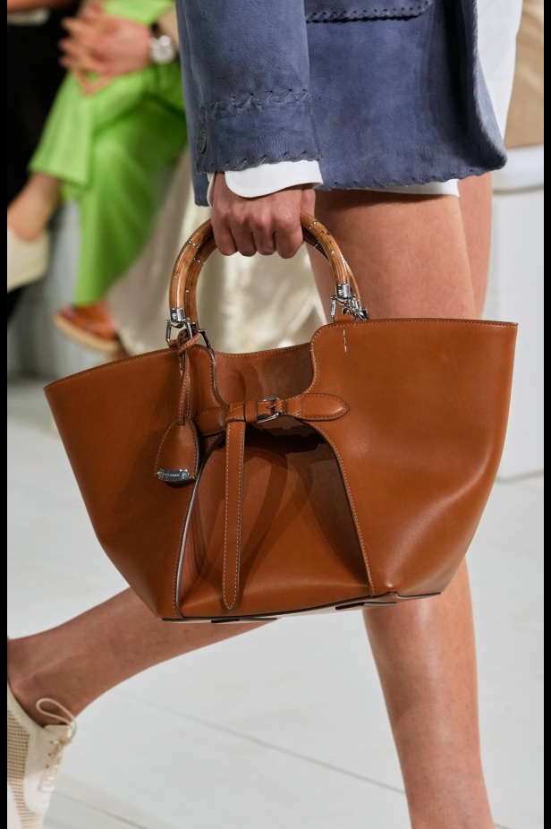 "رالف لورين" يسبق أسبوع الموضة في نيويورك بمجموعة ربيع 2025... لوحة فنية بألوانها وتصاميمها تثبت مكانة العلامة الأيقونية