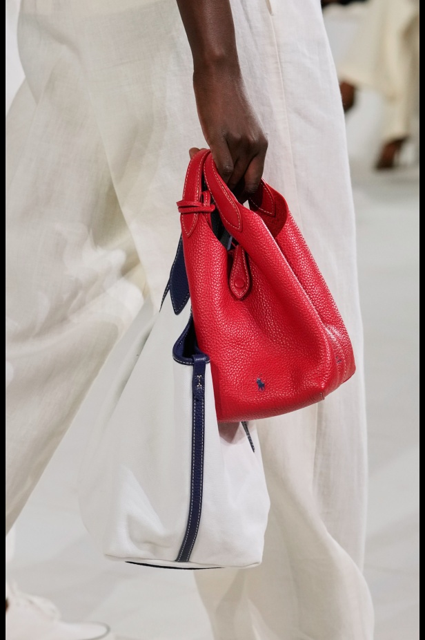 "رالف لورين" يسبق أسبوع الموضة في نيويورك بمجموعة ربيع 2025... لوحة فنية بألوانها وتصاميمها تثبت مكانة العلامة الأيقونية